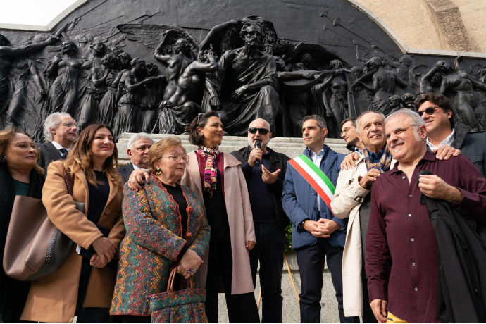 2019 10 10 Pizzarotti Guerra compleanno Verdi mostra Ferrarini w.jpg