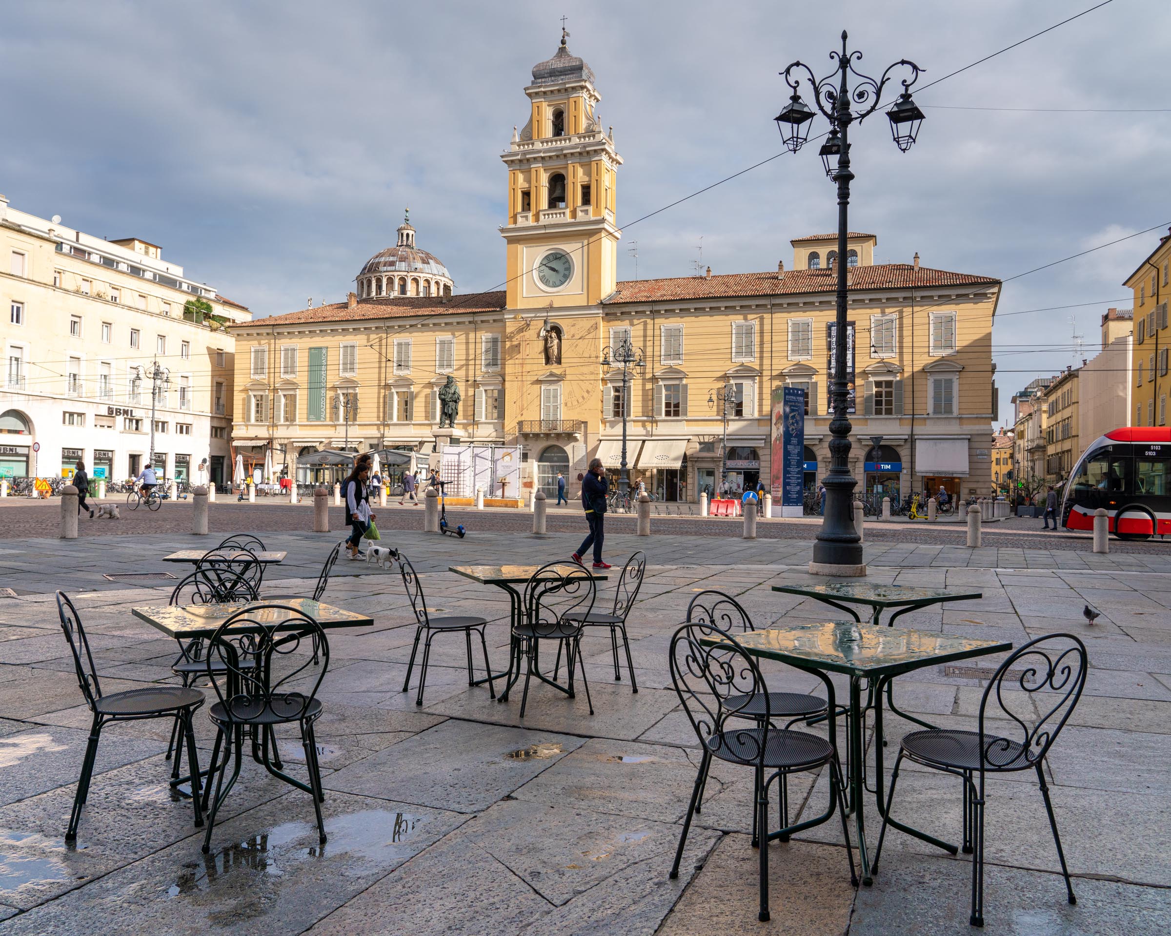 Dehors via farini e piazza-2.jpg