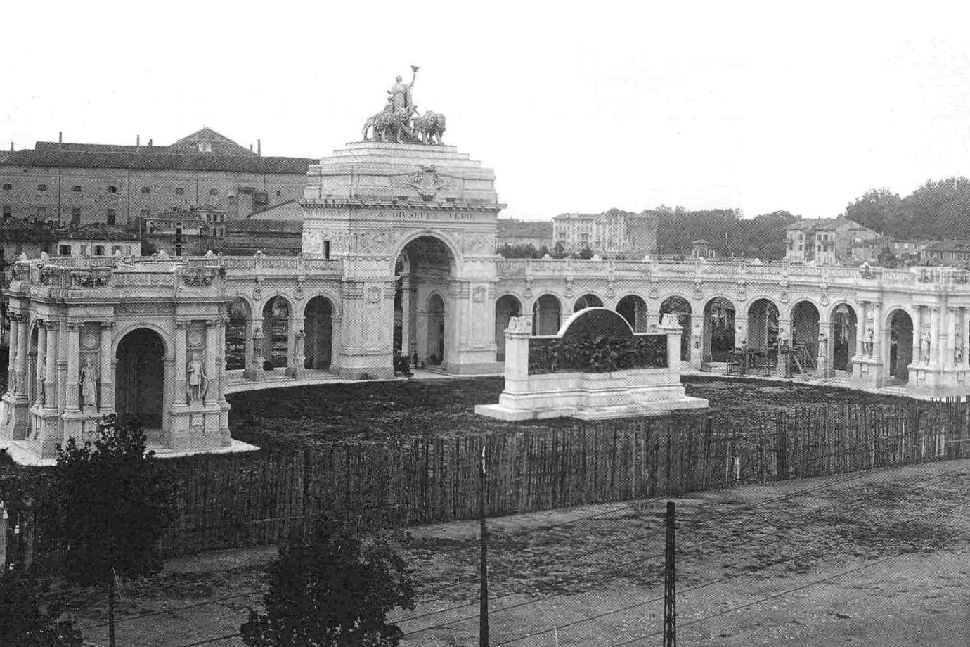 Munumento_a_Verdi_Parma_1920 w
