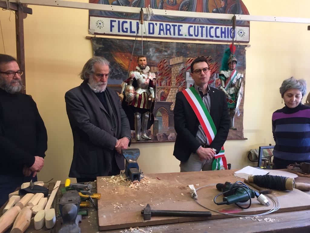 2018 03 24 Guerra Mimmo Cuticchio dona il pupo alla Città di Parma