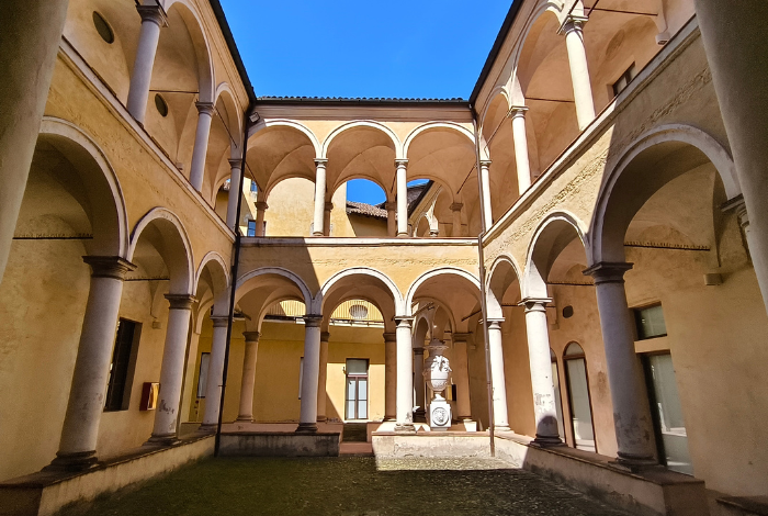 Chiostro Pinacoteca Stuard