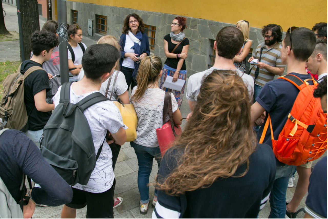 Paci studenti passeggiata ex sede OMNI-w