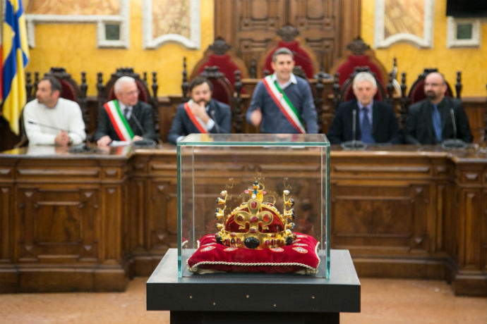 Pizzarotti corona di San Venceslao-1